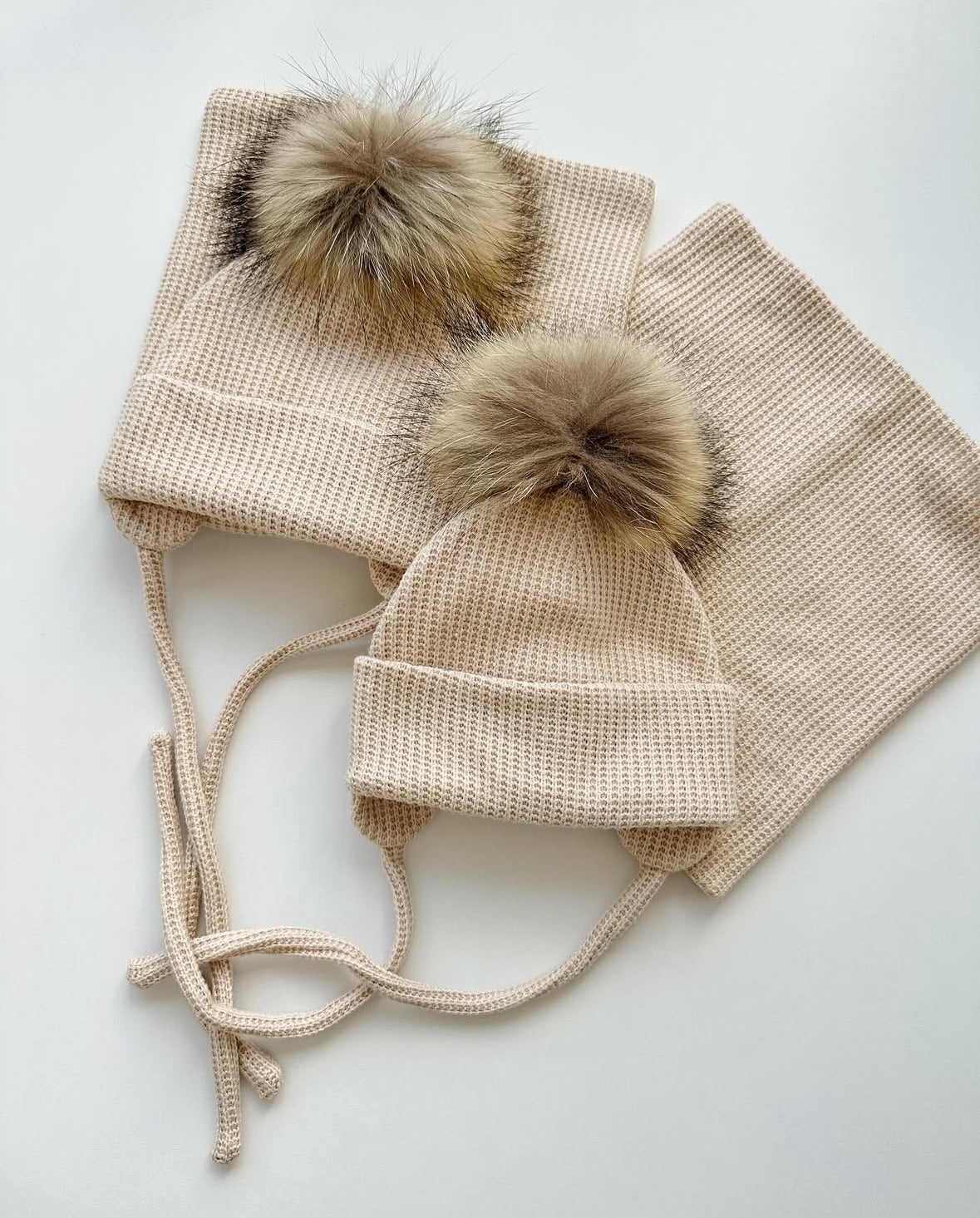 Căciulița bej cu pompom natural