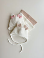 Căciulița cu fundițe angora pe flis