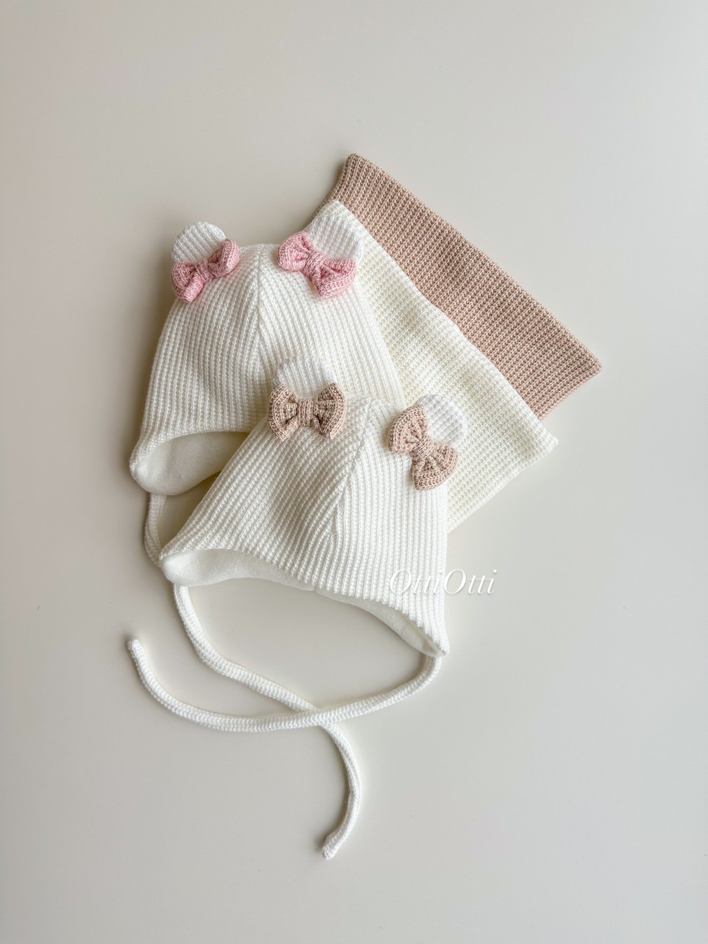 Căciulița cu fundițe angora pe flis